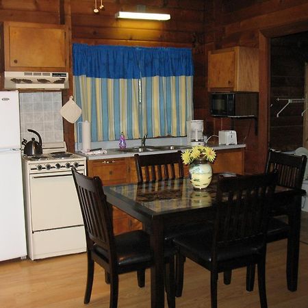 Forest Lake Camping Resort Lakefront Cabin 8 Advance Exteriér fotografie